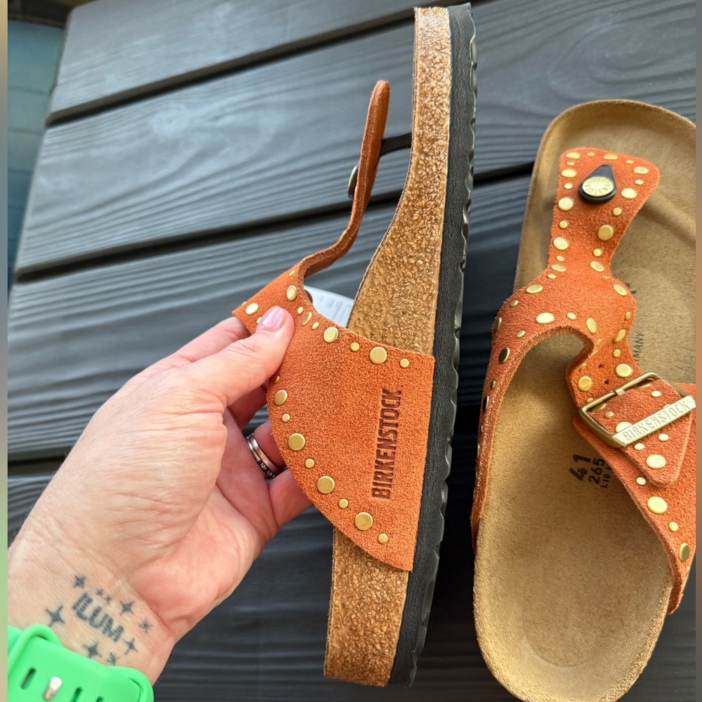 NWT Birkenstock Gizeh Suede Rust w/ Gold Rivets W10-10.5 SOLD OUT - Picture 2 of 8